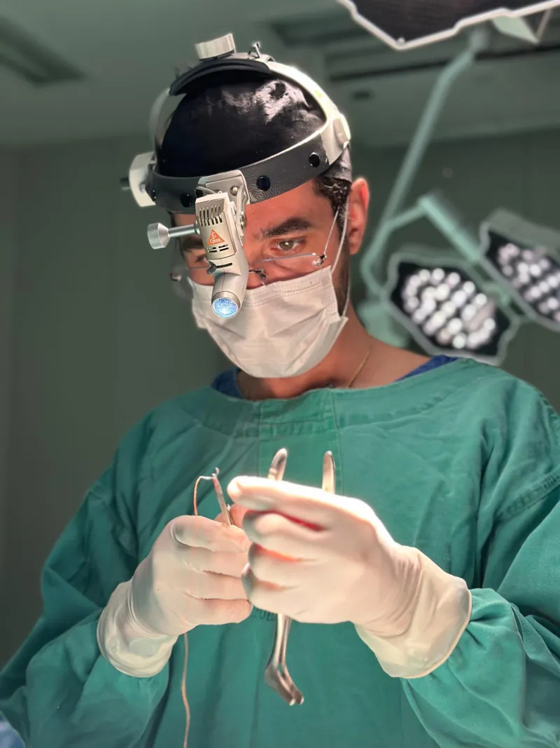 Dr. Hercílio Lima com instrumentos cirúrgicos no centro cirúrgico