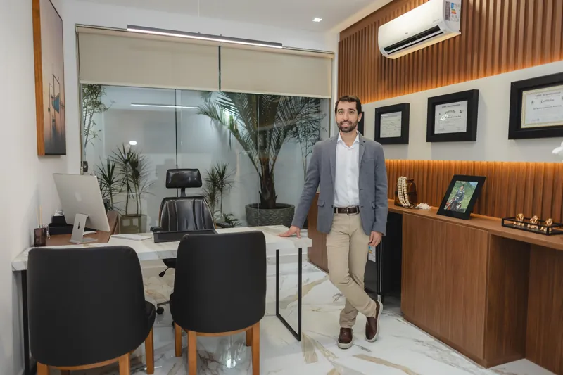 Dr. Hercílio Lima na sala de atendimento em Ubá